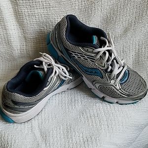 Saucony running shoes sz9